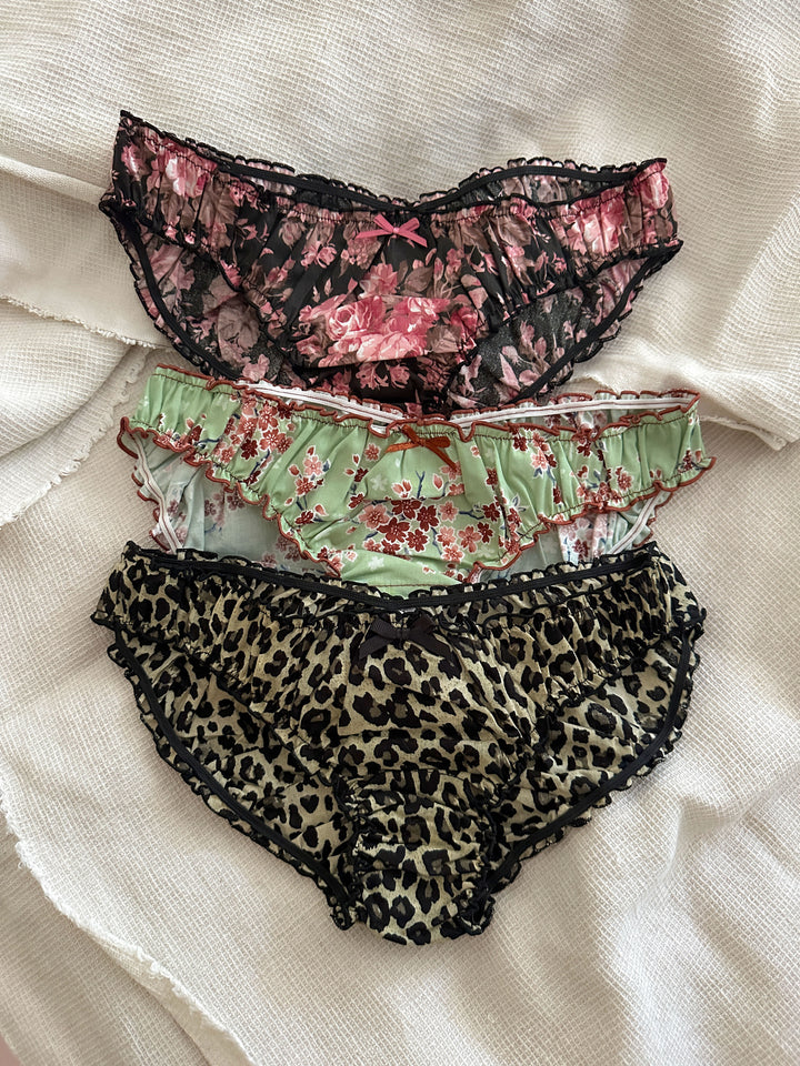 Cotton ruffle knicker gift pack